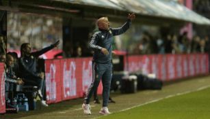 Sampaoli dirige a sus pupilos durante el encuentro contra Perú