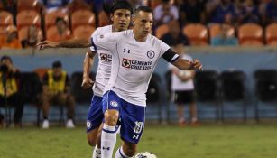 Chaco Giménez conduce el balón en partido vs Houston