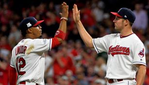 Francisco Lindor y Trevor Bauer chocan las palmas