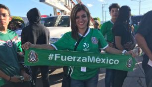 Aficionada del Tri con su bufanda con la leyenda #FuerzaMéxico