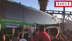 El autobús de la Selección intentando ingresar al Alfonso Lastras
