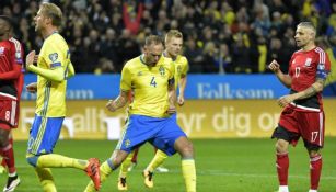 Andreas Granqvist festeja uno de sus goles contra Luxemburgo 