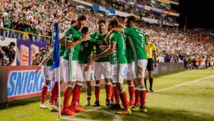 Jugadores de México celebran un gol en el Alfonso Lastras