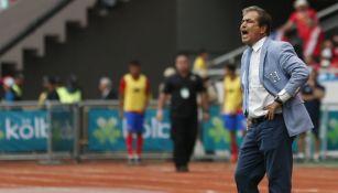 Jorge Luis Pinto dando indicaciones en el duelo frente a Costa Rica