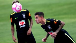 Coutinho remata de cabeza durante un entrenamiento de Brasil 