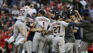 Los jugadores de Houston festejan el pase a la Serie de Campeonato