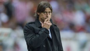 Matías Almeyda luce pensativo durante un juego de Chivas en el A2017