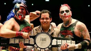 Psycho Clown y Pagano posan con su cinturón tras vencer a Taiji y Hi69 