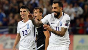 Kostas Mitroglou y Petros Mantalos festejan un gol
