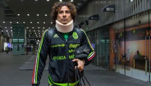 Gillermo Ochoa regresó a México con un collarín