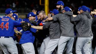 Jugadores de los Cubs festejan tras el triunfo