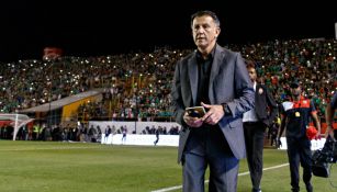 Osorio camina a su área técnica en un juego del Tri