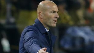 Zidane da indicaciones a su equipo desde la banca