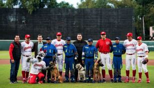 Diablos Rojos junto con los perros rescatistas en el Fray Nano