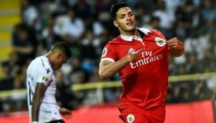 Raúl Jiménez celebra un gol con el Benfica