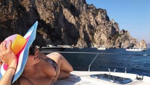 Kate Upton pasea en un yate sobre el mar 