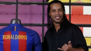 Ronaldinho presenta su camiseta
