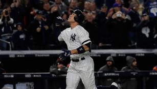 Aaron Judge corre rumbo a home para anotar una carrera más para Yankees