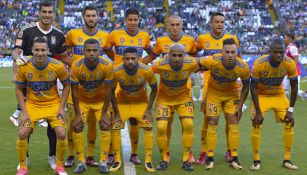 Tigres posando para la foto antes del juego contra León