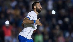 Martín Cauteruccio festeja su primer gol de penalti