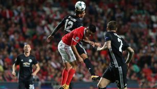 Jiménez disputa un balón en el juego contra Manchester United
