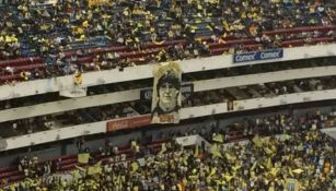 Manta de Zelada en las tribunas del Azteca