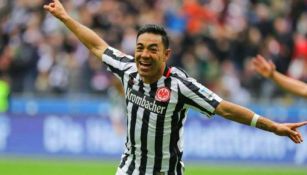 Marco Fabián celebra gol con el Eintracht Frankfurt