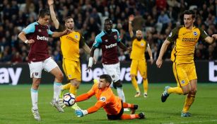 Chicharito pelea un balón con Mathew Ryan