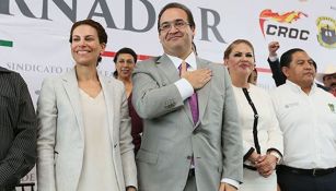 Karime Macías y Javier Duarte posan durante un evento