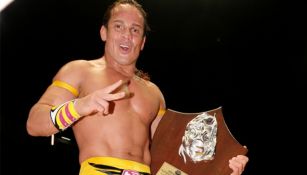 Volador Jr. festeja con el trofeo La Leyenda de Plata