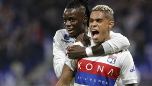 Bertrand Traore abraza a Mariano Díaz para festejar el gol del Lyon