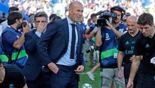 Zidane luce pensativo previo a un duelo del Madrid 