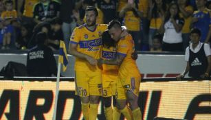 Gignac festeja con sus compañeros su gol contra Toluca