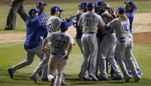 Los jugadores de Dodgers celebran el Campeonato de la Liga Nacional al vencer a Cubs
