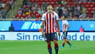 Alan Pulido se lamenta durante un partido con las Chivas