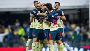 Jugadores del América festejan tras el gol