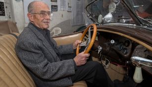 Oscar Fernández en un auto clásico