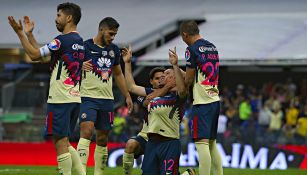 Pablo Aguilar festeja con compañeros el gol