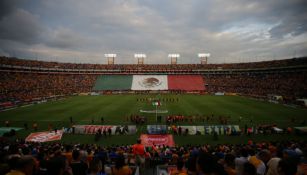 Bandera de México desplegada durante un juego de Tigres