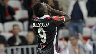 Mario Balotelli reacciona después de perder la oportunidad de marcar contra Lazio 