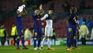 Messi celebra la victoria frente al Olympiakos con su compañero Luis Suárez (izq), y Gerard Piqué