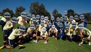 Jugadores de América posan con las máscaras