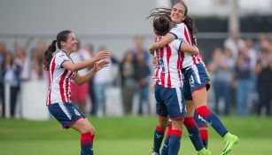 Jugadoras de Chivas celebran un gol 