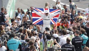Hamilton  celebra tras ganar el campeonato de F1