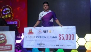 Javier ´PelónVsJavo' Miranda posando con el cheque que obtuvo en la Gran Final