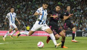 Santos y Pachuca disputan el balón en la Jornada 15