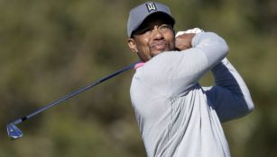 Tiger Woods mira su golpe de salida en el noveno hoyo del North Course