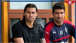 Peña y Herrera, posan para una fotografía de su club 