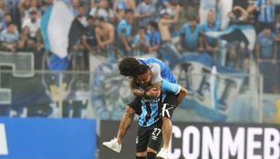 Jugadores de Gremio festejan un gol