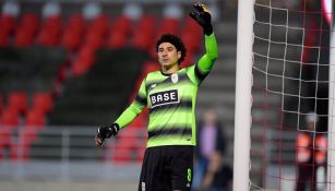 Ochoa levanta la mano en un partido del Standard